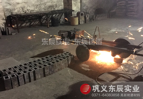 鞏義東辰耐磨件車間打磨錘頭