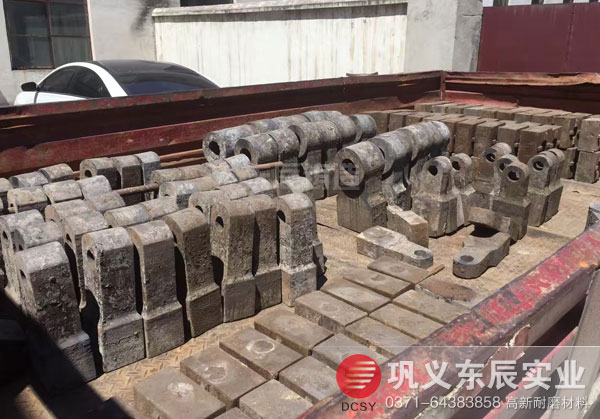 東辰鑄造專注生產(chǎn)高鉻耐磨合金錘頭